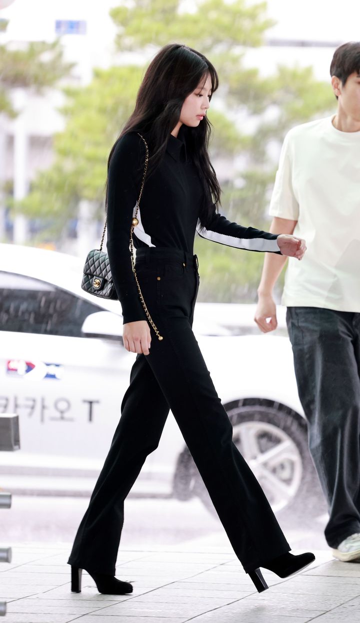 2023年9月、仁川国際空港からシャネル 2024年春夏コレクションへ向かう際のジェニー。