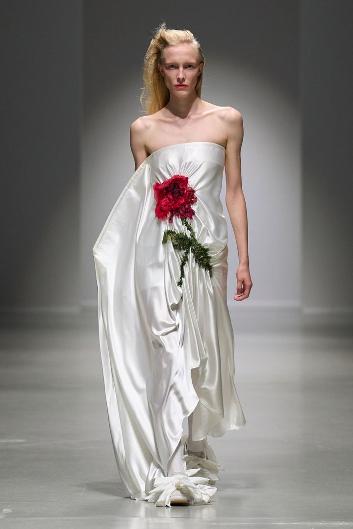 キャロライン・フー 2025年春夏コレクションより。