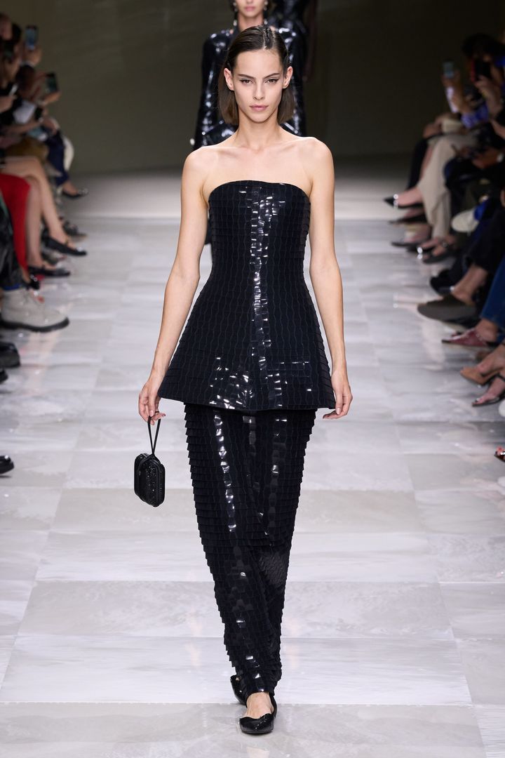 アルマーニ プリヴェ 2024-25年秋冬コレクションより。