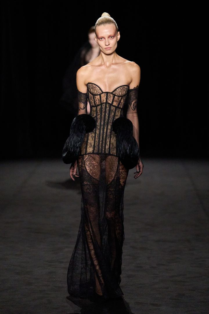 アシ・スタジオ 2025年春夏オートクチュールコレクションより。