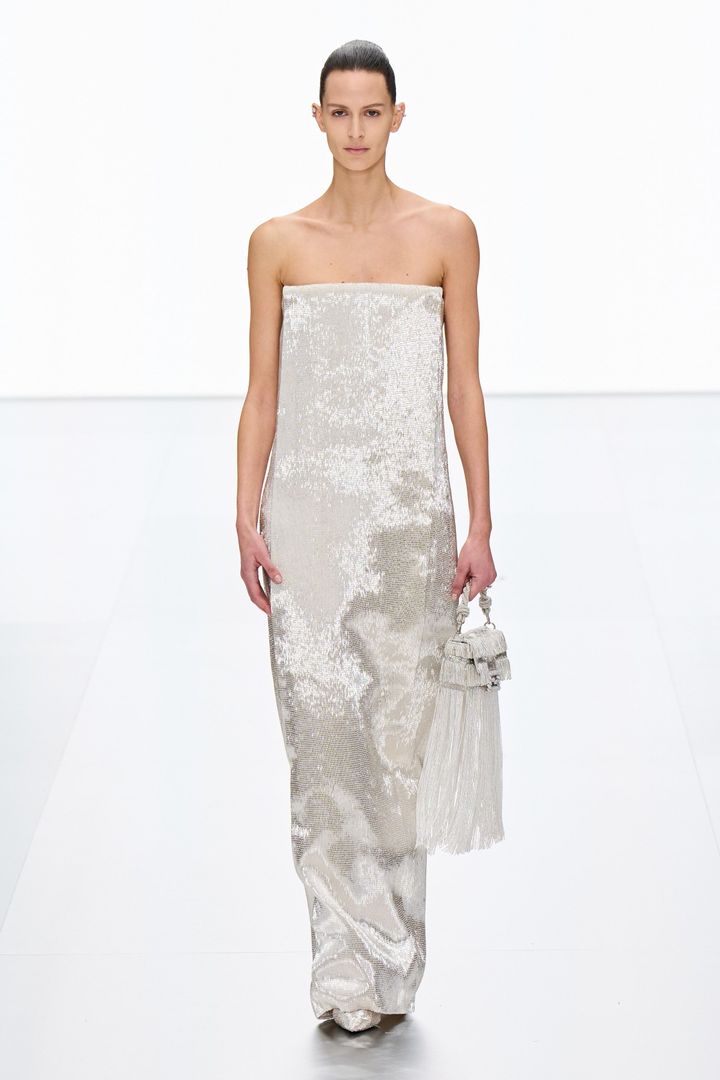 フェンディ 2024年春夏オートクチュールコレクションより。