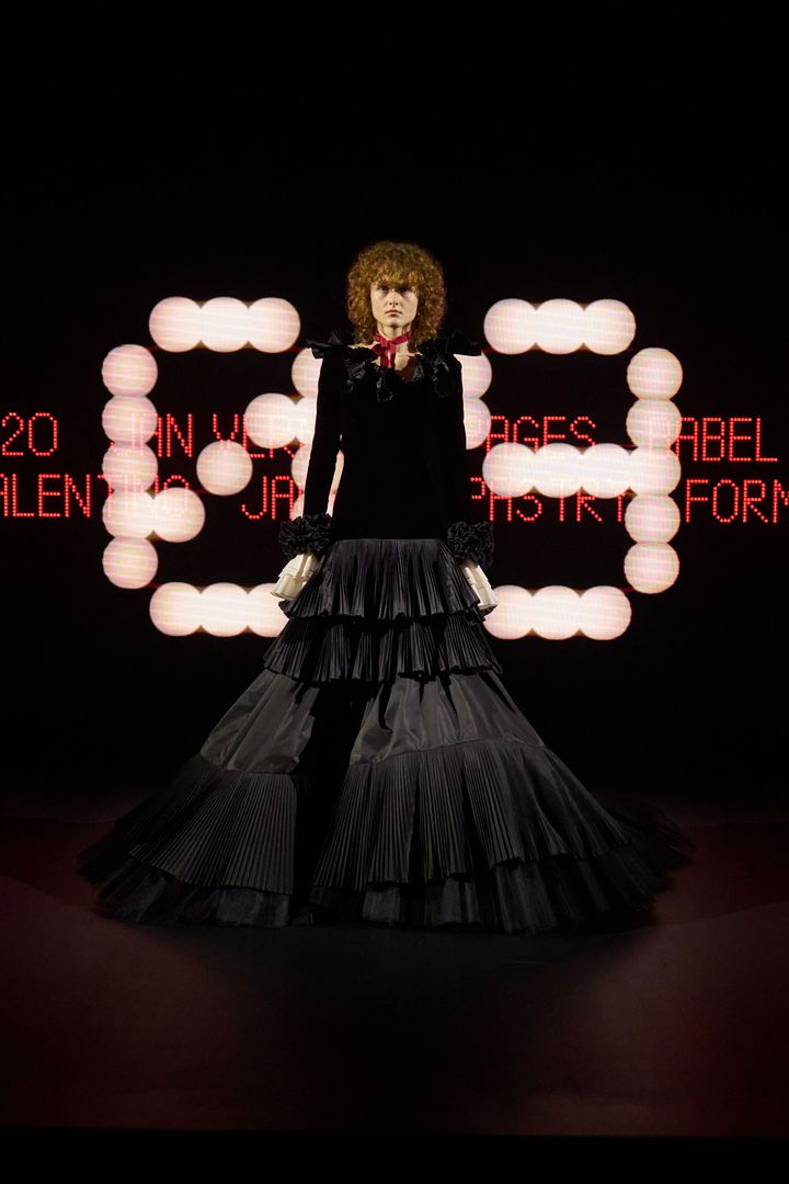 ヴァレンティノ2025年春夏オートクチュールショーより。