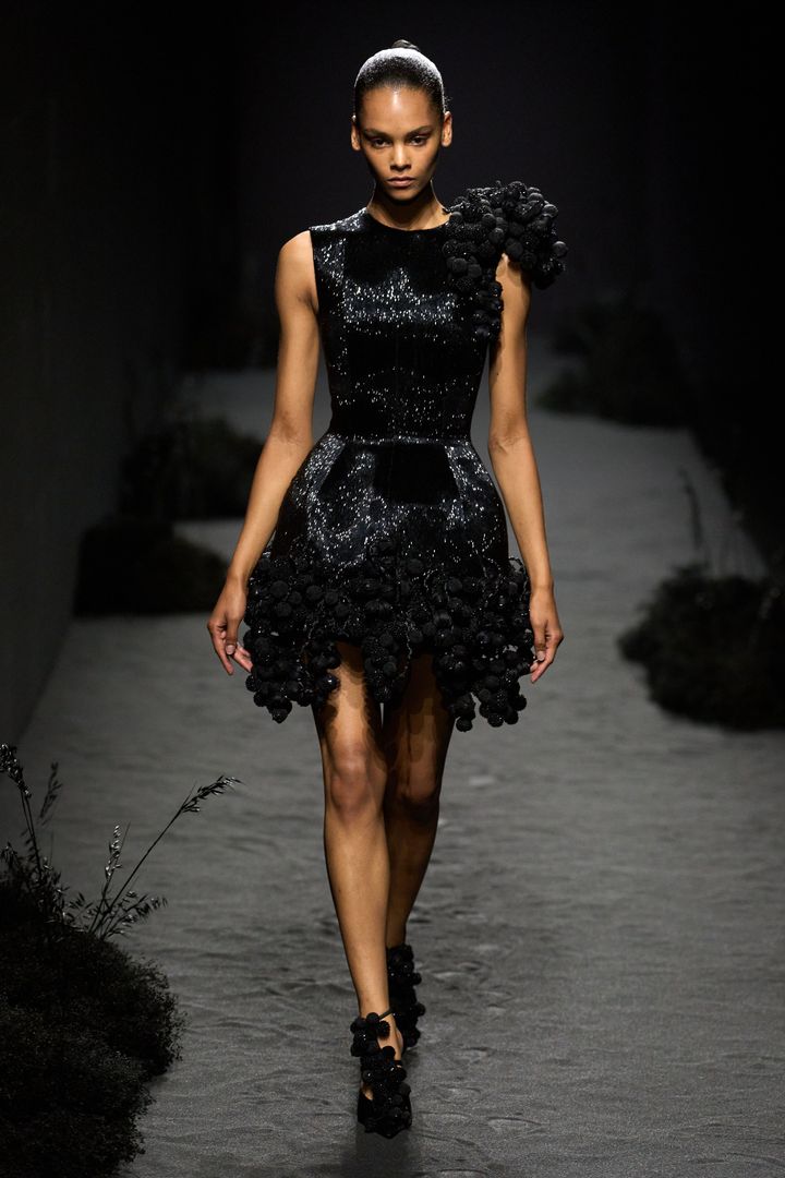 アシ・スタジオ 2024年秋冬オートクチュールコレクションより。