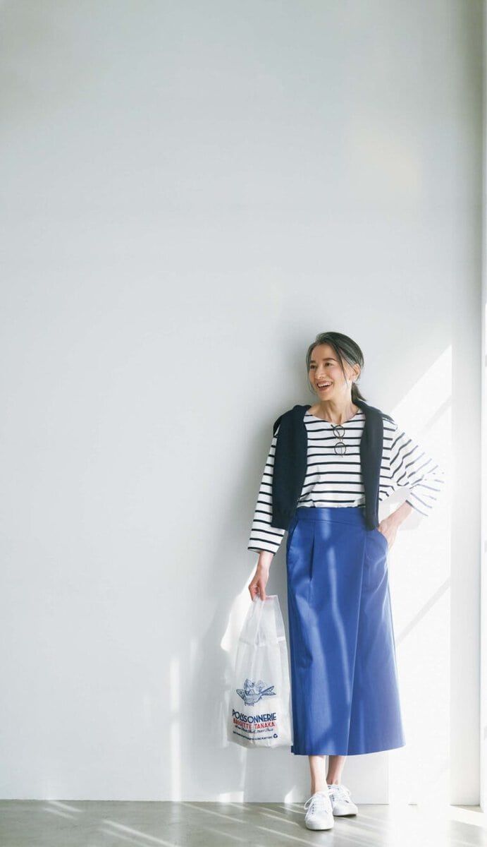 カットソー¥13,200、肩にかけたニットトップス¥24,750、パンツ¥21,450、 靴¥13,200／ すべてヒューマン ウーマン、バッグ¥7,370／ブリジットタナカ（すべてヒューマン ウーマン）、メガネ¥46,200／アイヴァン（アイヴァン 東京ギャラリー）