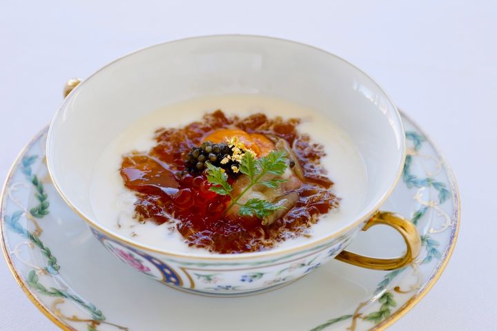 「ホテル西洋コース（Menu Héritage）～ホテル時代の人気メニューを集めた懐かしのコース～」2万3100円（サービス10%別 ※要3日前予約）。写真は「海の幸の宝石箱」