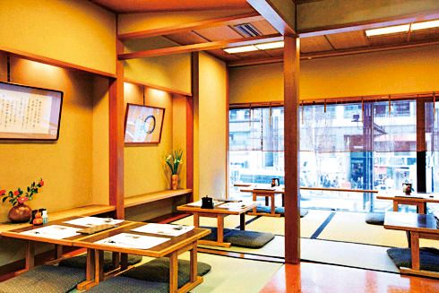 地下と1階がテーブル席、2階は座敷