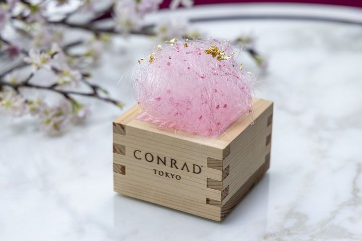 ピンク色の飴菓子で桜の木に見立てた「桜ソイ・ティラミス」