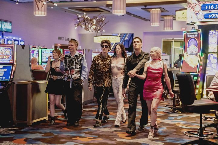 アニー（マイキー・マディソン）は、イヴァン（マーク・エイデルシュテイン）と彼の友人たちとともにパーティーにショッピング、贅沢三昧の日々を過ごし、“契約”の最後に訪れたラスベガスで結婚する。