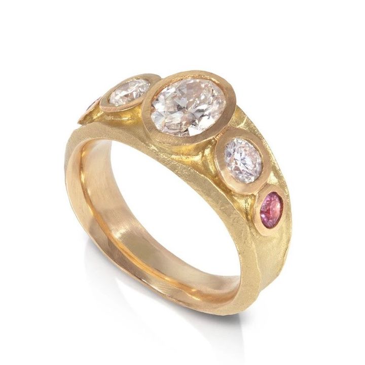 キティ ジョイアスのダイヤモンドとピンクサファイアのカスタム・エンゲージリング。