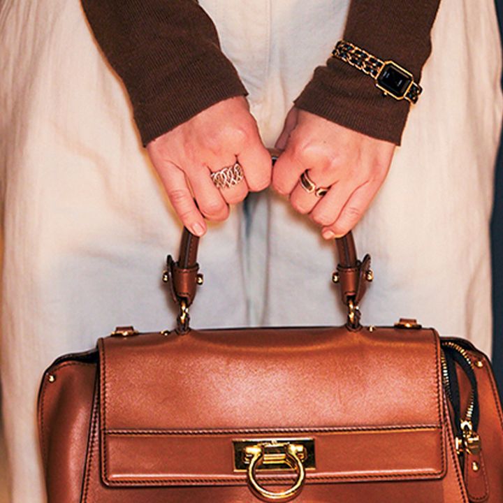手元のジュエリーとバッグ
