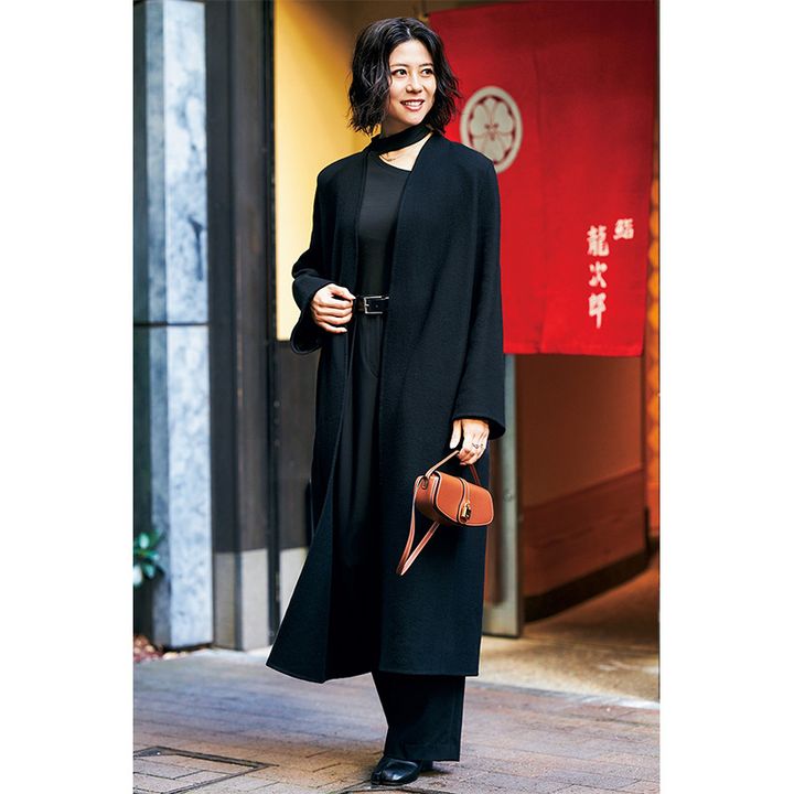 オールブラックでモードに決めるママ