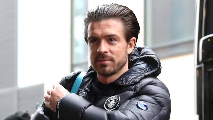 年俸30億円のスター、格安パブで10万円を驕る…謎の金髪美女との不倫報道で新妻は自宅に籠る！？