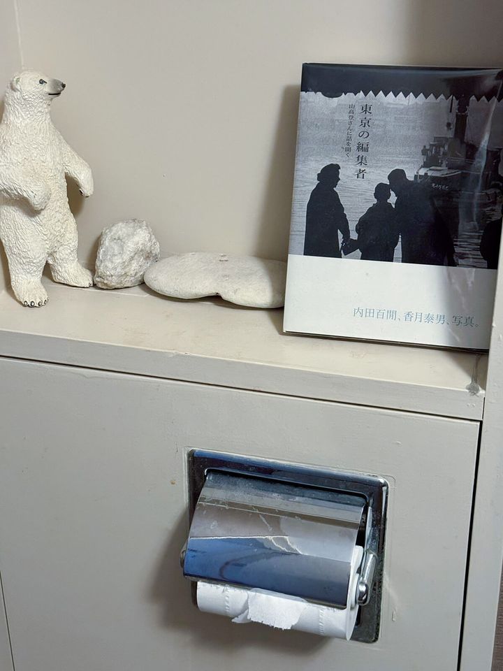 写真家・ホンマタカシの自宅トイレ内