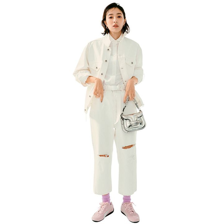 ふじいろのソックスをパンツの裾から覗かせたコーデ