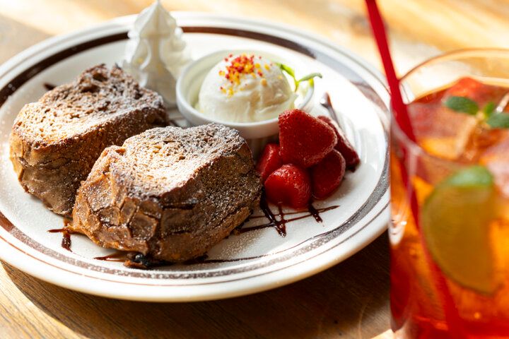 ランチやフレンチトーストが人気♪ 神楽坂散策の合い間に立ち寄りたい「CaFE×BaR SHIMADA CAFE」