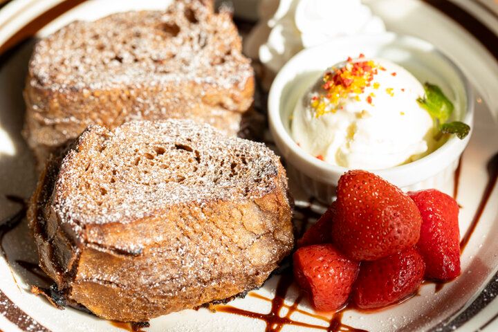 ランチやフレンチトーストが人気♪ 神楽坂散策の合い間に立ち寄りたい「CaFE×BaR SHIMADA CAFE」