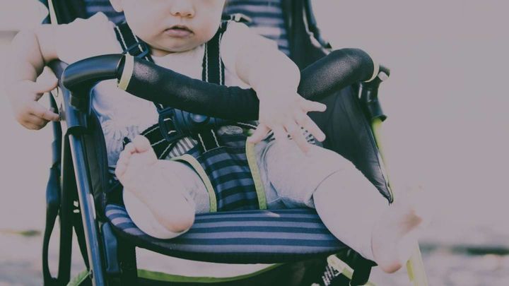 ベビーカーに息子を乗せて故郷へ（画像はイメージ）