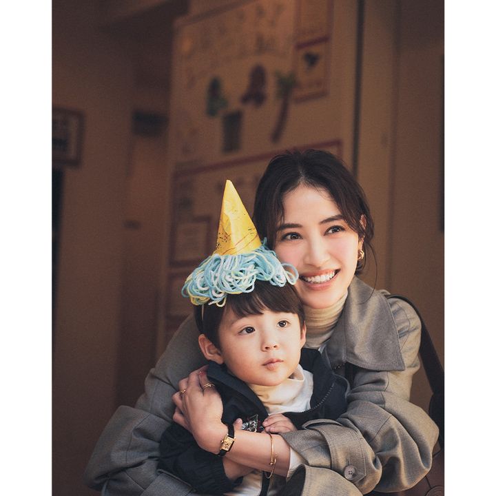 後ろから子どもをハグするママ