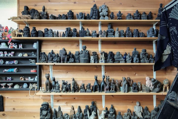 鶴岡さんの家に並ぶ民間仏コレクションの一部