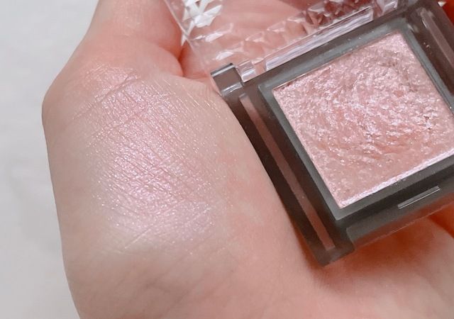 セザンヌ シングルシャイニーアイシャドウ 02 サクラプリズム 手の平に付けて発色確認