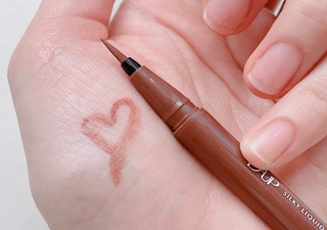 D-UP シルキーリキッドアイライナーWP ピーチモカ 手の平にハートを描く