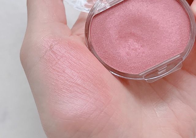 キャンメイク クリームチーク（パールタイプ） P02 ローズペタル 手の平に付ける
