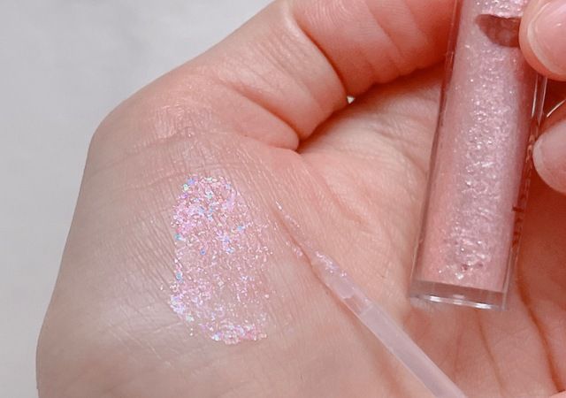 デイジーク スターリットジュエルリキッドグリッター 06 ピンククリスタル 手の平に付ける