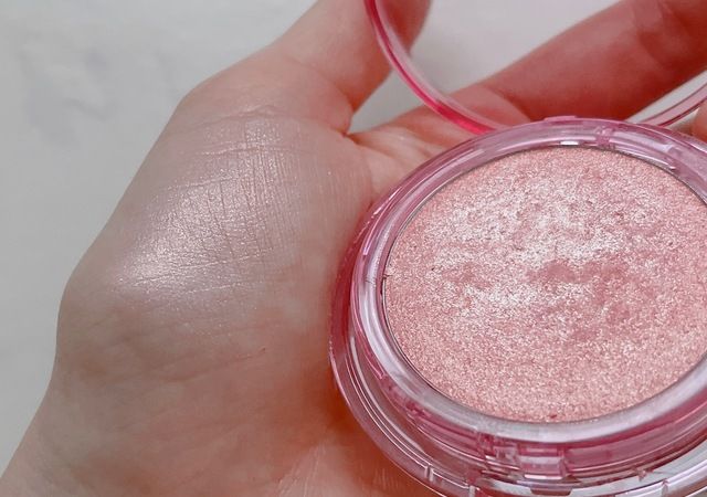 アミューズ フェイスダイヤモンド 手の平に付けて発色確認