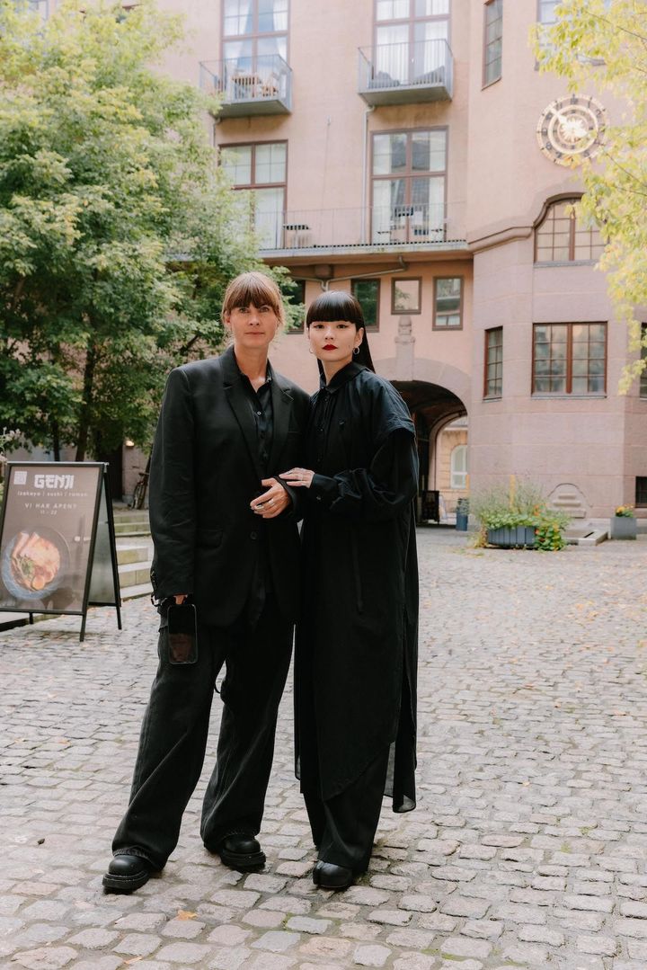 トムウッドのクリエイティブ・ディレクターを務めるモナ・ヤンセンと秋元梢。