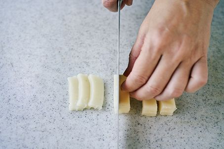 材料４つ！ レンチンしたもちで包むだけの大福みたいな「さつまいもサンド」の作り方の画像2