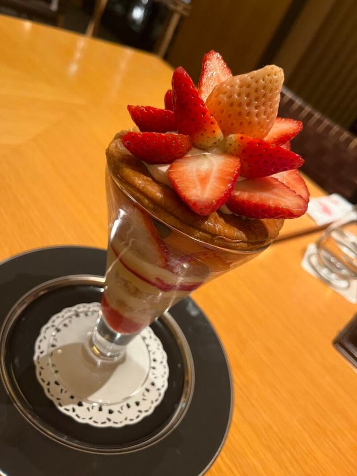 キャピトル東急のラウンジ・ORIGAMI 春限定のいちごパフェ