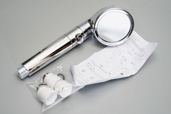 「シャワーヘッド（SV）」と付属品。本体のほかに取り付け用のアダプターが3種類。取扱説明書などが付属します。