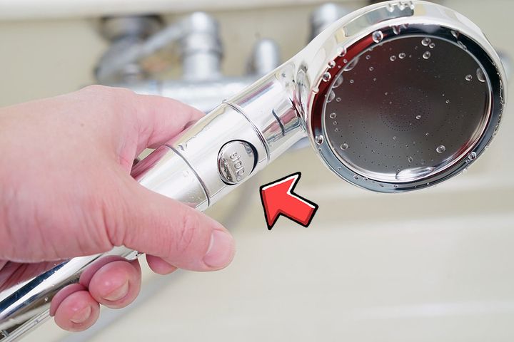 「STOP」と描かれたワンタッチストップボタンを押すと、シャワーヘッド部分でシャワーを止められるので、子どもの身体を洗うときなどにとても便利です。