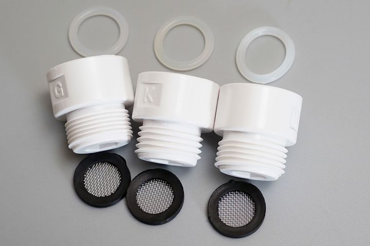 「シャワーヘッド（SV）」に付属する「ガスター（東京ガス）用」「KVK用」「MYM用」のアダプター。