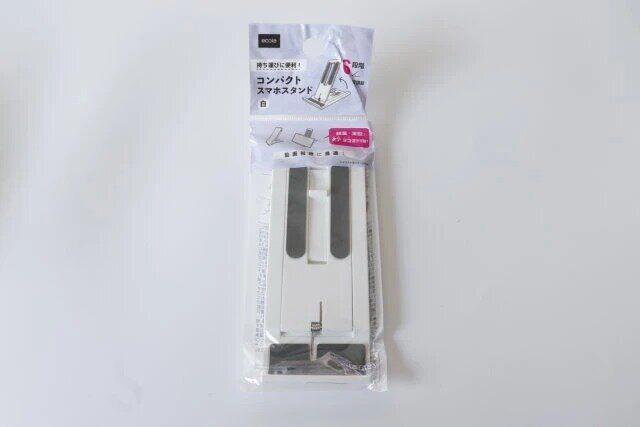 ダイソーのコンパクトスマホスタンド 白のパッケージ