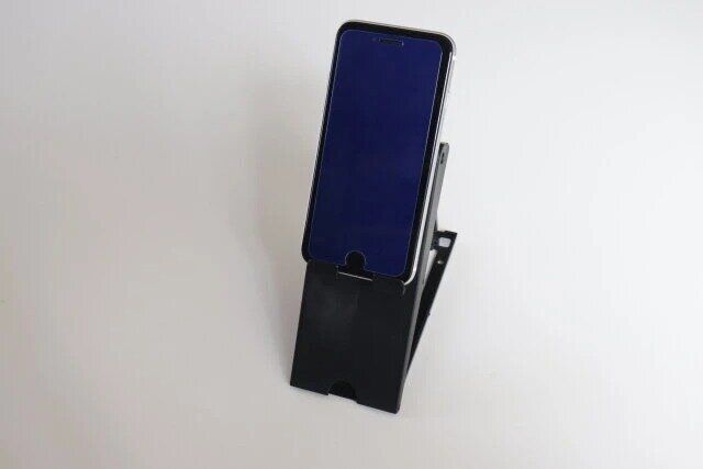 ダイソーの目線が上がる見やすいスマホスタンド トール