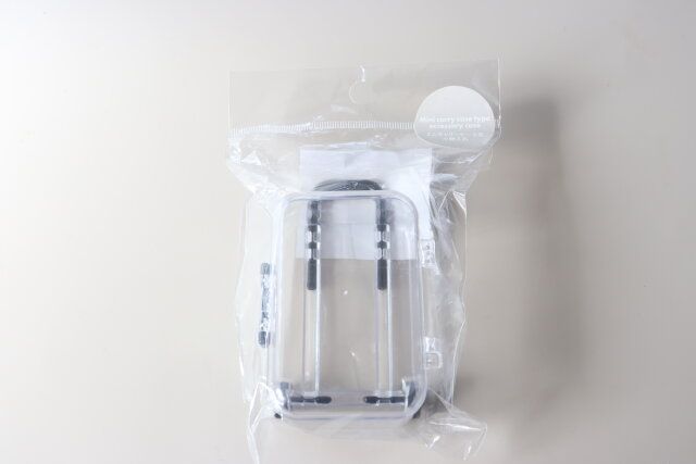 ダイソー ミニキャリーケース型小物入れ（黒、白） パッケージ