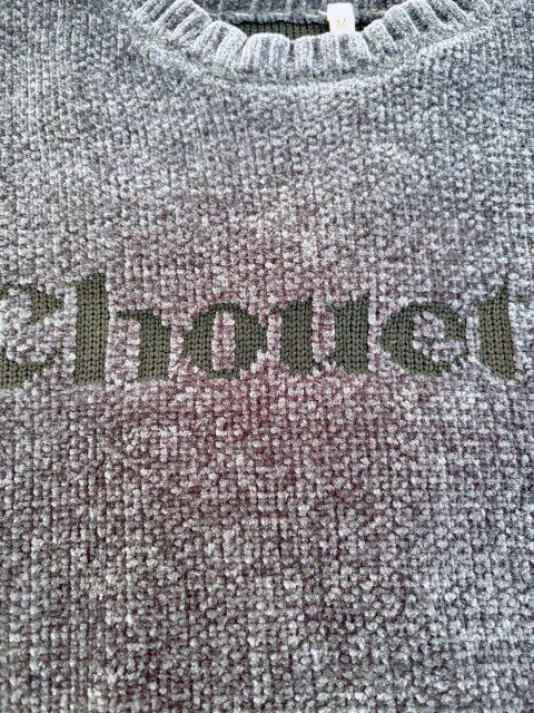 チャコール ロゴは深みのあるグリーン