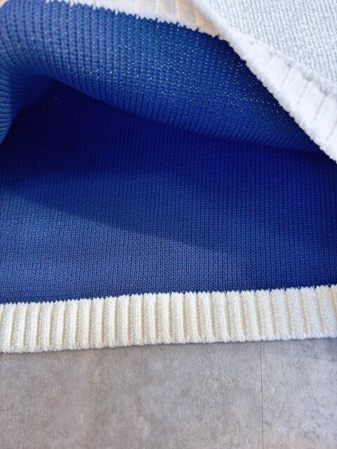 アイボリー 服の中 ネイビー色