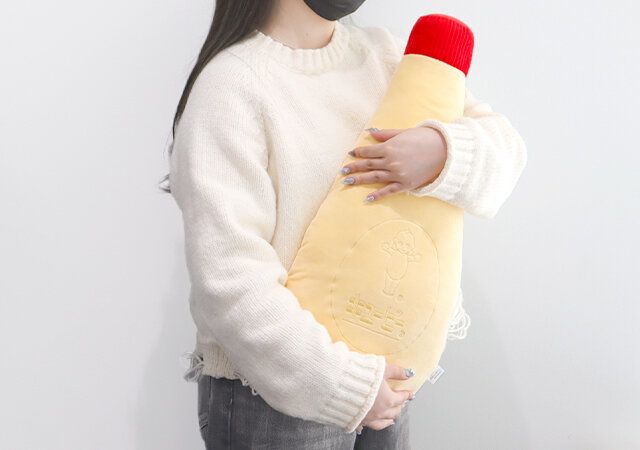 キユーピーマヨネーズを再現した抱き枕 サイズ感