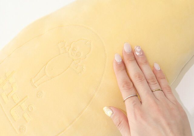 キユーピーマヨネーズを再現した抱き枕 手触り
