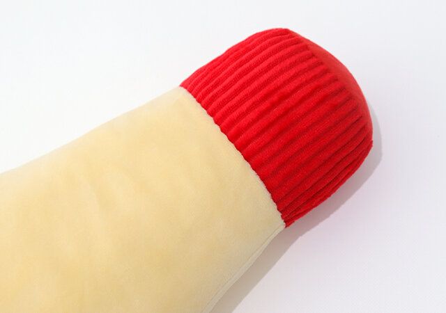 キユーピーマヨネーズを再現した抱き枕 赤いフタ