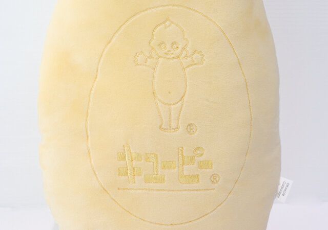 キユーピーマヨネーズを再現した抱き枕 ロゴデザイン