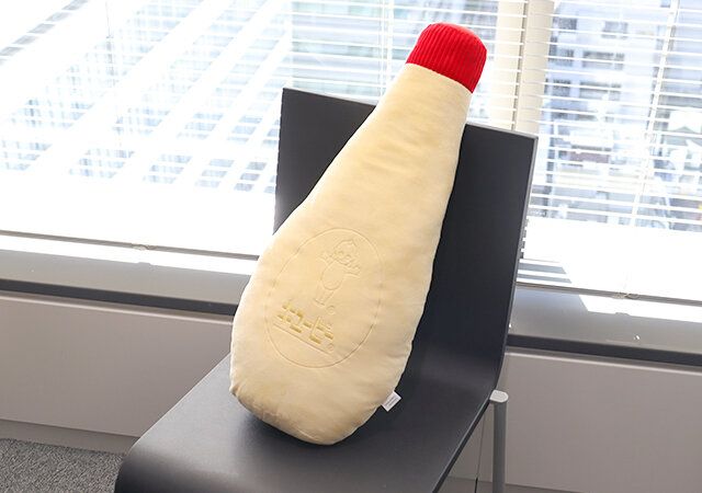キユーピーマヨネーズを再現した抱き枕 背もたれ