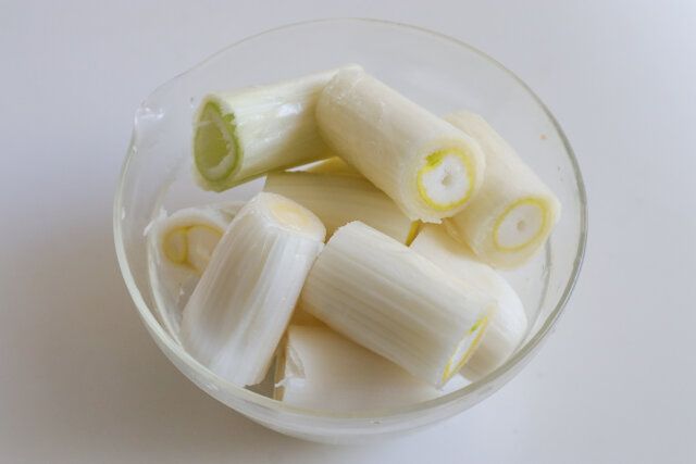 長ねぎは4cm長さに切る。