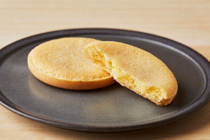 極薄の最中の器にサブレが入り、満月のようなまん丸の見た目が愛らしい。アクセントの岩塩が、やさしく甘みを引き立たせています。