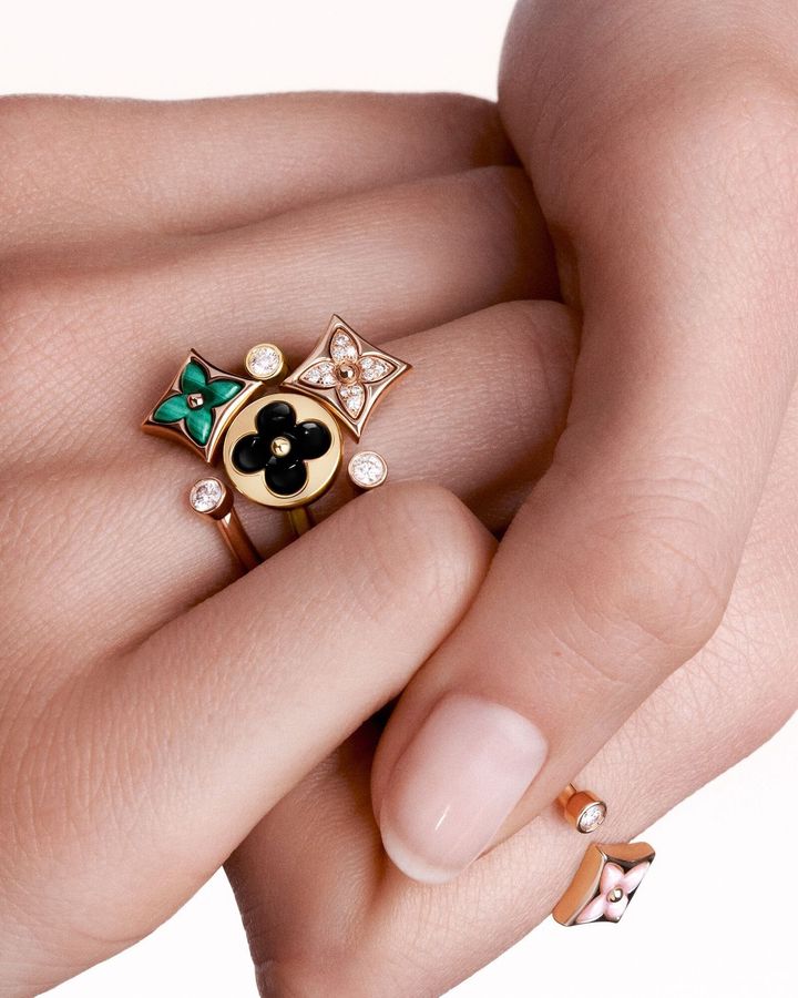 「カラー ブロッサム」リング 上から（PG×ダイヤモンド）￥715,000 （YG×オニキス×ダイヤモンド）￥449,900 （YG×マラカイト×ダイヤモンド）￥550,000