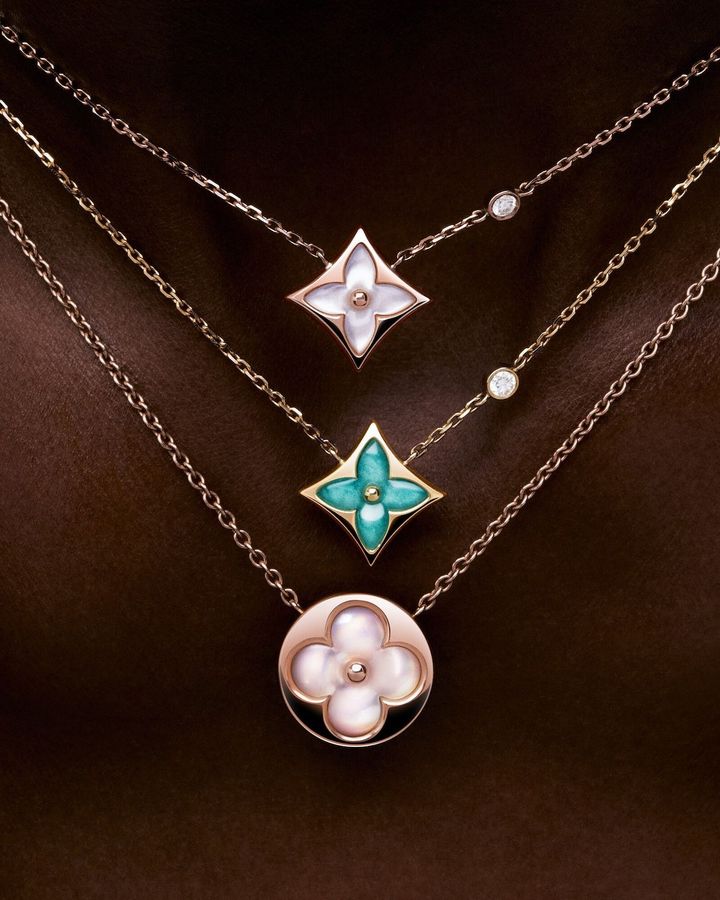 「カラー ブロッサム」ペンダント 上から（PG×ホワイト マザー・オブ・パール×ダイヤモンド）￥434,500 （YG×アマゾナイト×ダイヤモンド）￥451,000 （PG×ピンク マザー・オブ・パール×ダイヤモンド）￥449,900