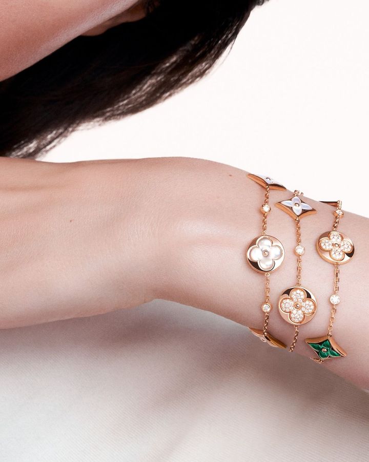 「カラー ブロッサム」ブレスレット 左から（PG×ホワイト マザー・オブ・パール×ダイヤモンド）￥1,083,500 （PG×ホワイト マザー・オブ・パール×ダイヤモンド）￥1,496,000 （PG×マラカイト×ダイヤモンド）￥1,705,000