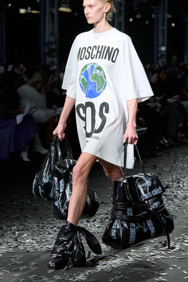 モスキーノ 2025-26年秋冬コレクションより。